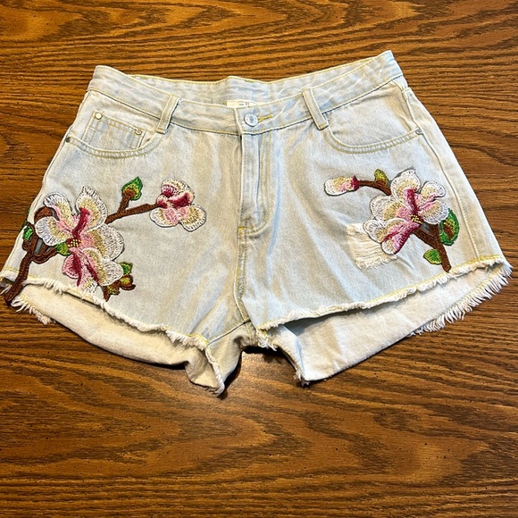 ETWO Embroidered High Rise Distressed Raw Hem Jean Shorts - Picture 1 of 10